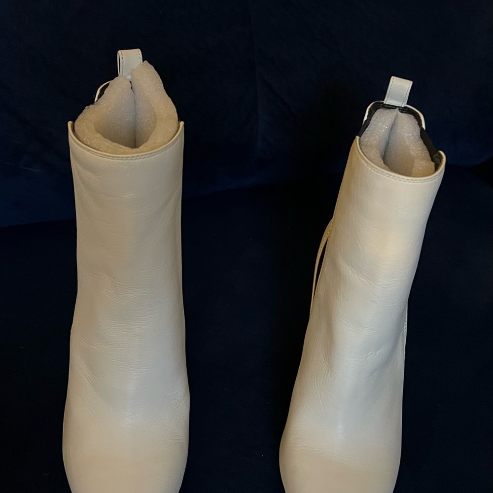 Elegant white Ankle Boots